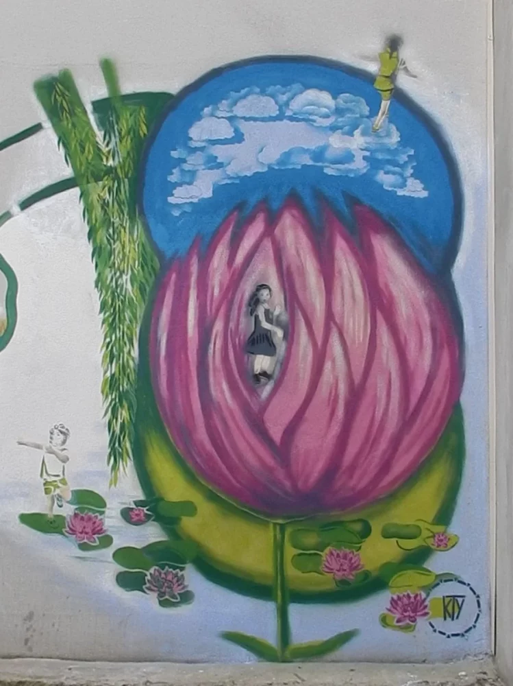 L'Infante des marais, peinture murale monumentale aérosol et pochoir, 4m x 2m50, KTY Catherine Poulain, Saint-Ouen-sur-Seine — catherine-poulain.com